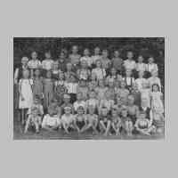 028-0066 Schueler der Volksschule Gross Keylau im Jahre 1940-41 mit ihrem Lehrer Fritz Pettrich..jpg